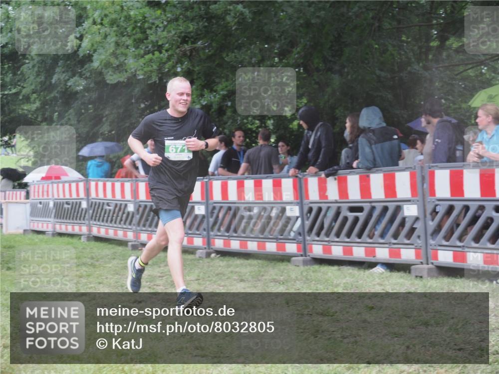 21.06.2025 - 27. Vierlanden-Triathlon KatJ http://msf.ph/oto/8032805 15.06.2025 13:43:50 Ziel 655, 671 meine-sportfotos.de
