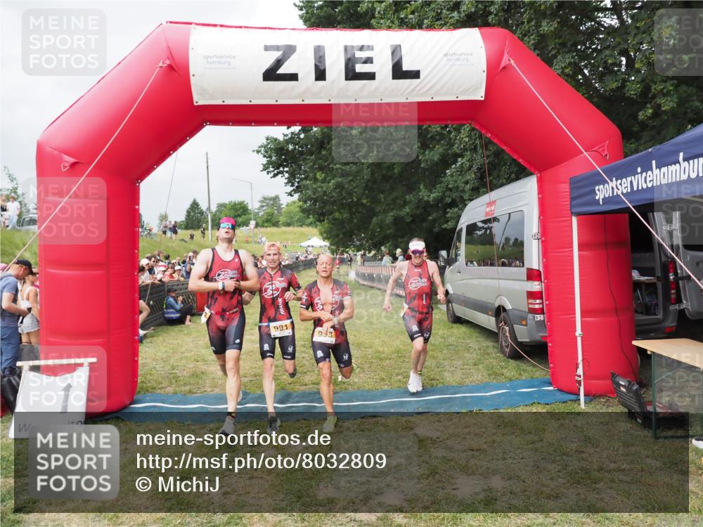 21.06.2025 - 27. Vierlanden-Triathlon MichiJ http://msf.ph/oto/8032809 15.06.2026 12:53:16 Ziel 989, 991, 992, 993 meine-sportfotos.de
