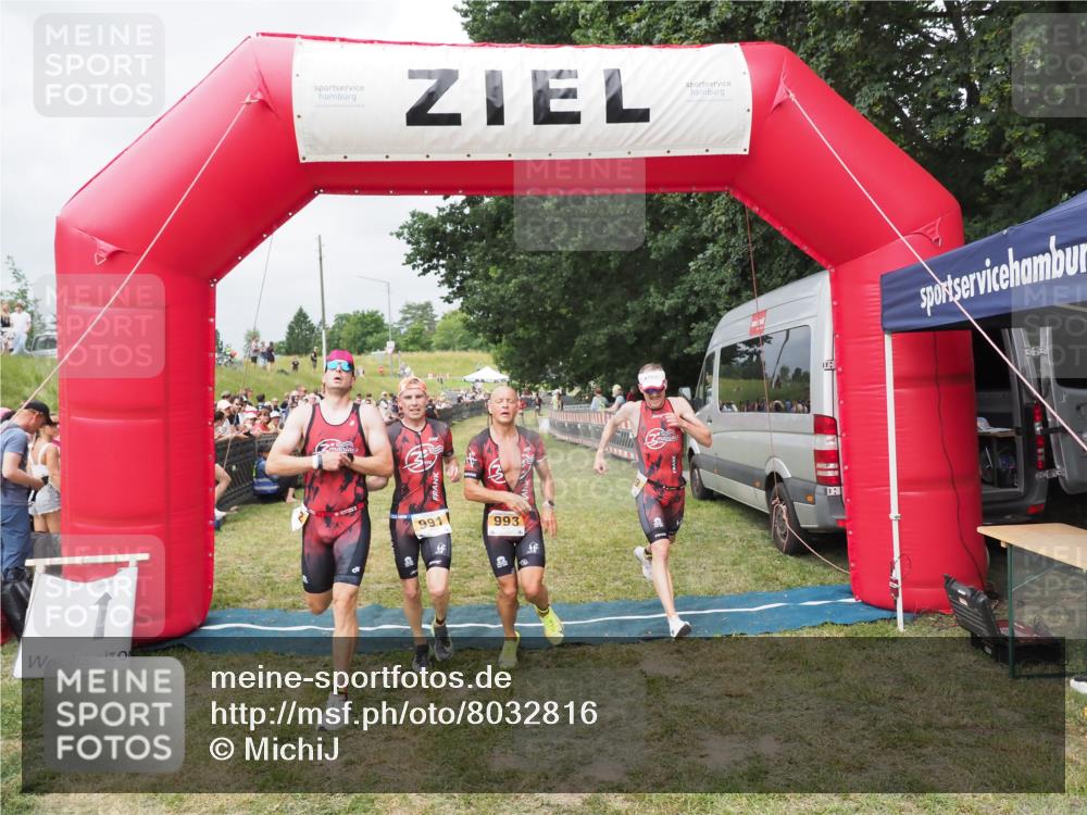 21.06.2025 - 27. Vierlanden-Triathlon MichiJ http://msf.ph/oto/8032816 15.06.2026 12:53:16 Ziel 989, 991, 992, 993 meine-sportfotos.de
