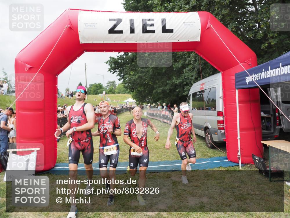 21.06.2025 - 27. Vierlanden-Triathlon MichiJ http://msf.ph/oto/8032826 15.06.2026 12:53:16 Ziel 989, 991, 992, 993 meine-sportfotos.de