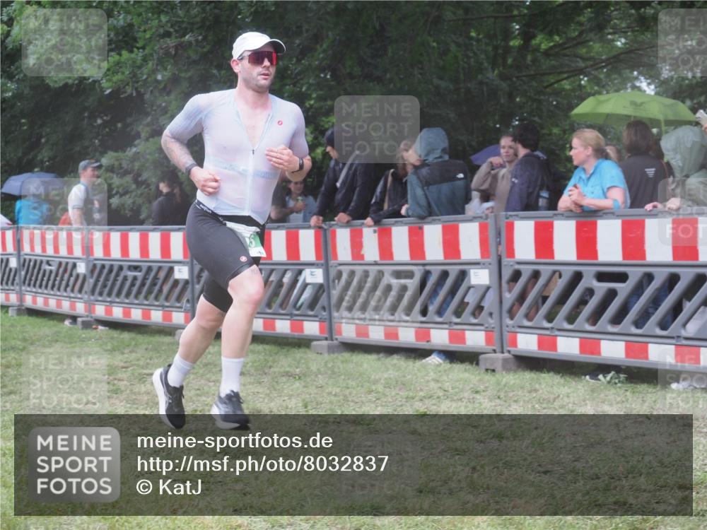 21.06.2025 - 27. Vierlanden-Triathlon KatJ http://msf.ph/oto/8032837 15.06.2025 13:43:57 Ziel 655 meine-sportfotos.de