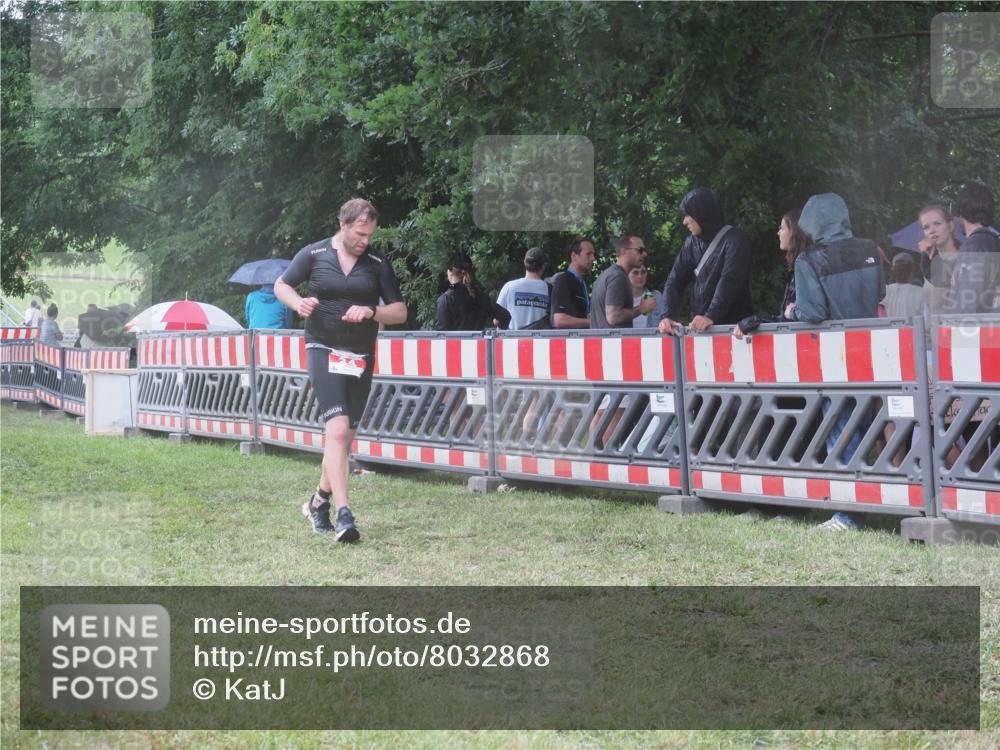 21.06.2025 - 27. Vierlanden-Triathlon KatJ http://msf.ph/oto/8032868 15.06.2025 13:44:05 Ziel 34, 1142 meine-sportfotos.de