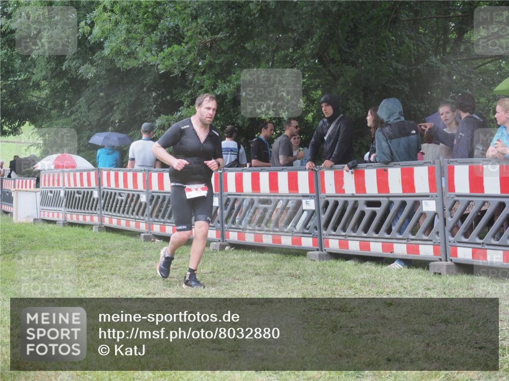 21.06.2025 - 27. Vierlanden-Triathlon KatJ http://msf.ph/oto/8032880 15.06.2025 13:44:06 Ziel 34, 1142 meine-sportfotos.de