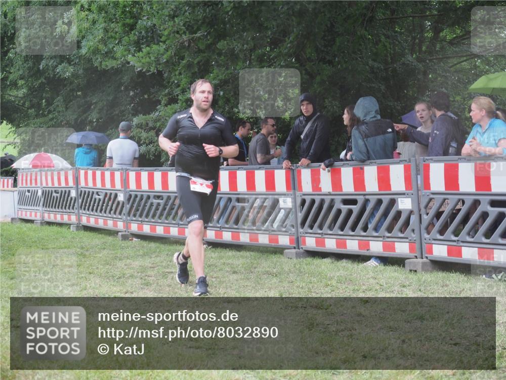 21.06.2025 - 27. Vierlanden-Triathlon KatJ http://msf.ph/oto/8032890 15.06.2025 13:44:06 Ziel 34, 1142 meine-sportfotos.de