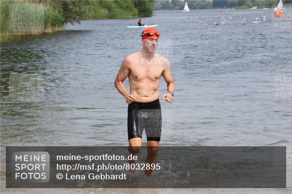 15.06.2025 - 27. Vierlanden-Triathlon Lena Gebhardt http://msf.ph/oto/8032895 15.06.2025 11:15:59 Schwimmen 792, 951, 963 meine-sportfotos.de