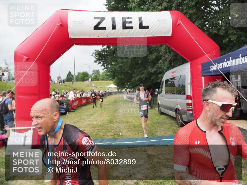 21.06.2025 - 27. Vierlanden-Triathlon MichiJ http://msf.ph/oto/8032899 15.06.2026 12:53:26 Ziel 35, 234, 732 meine-sportfotos.de