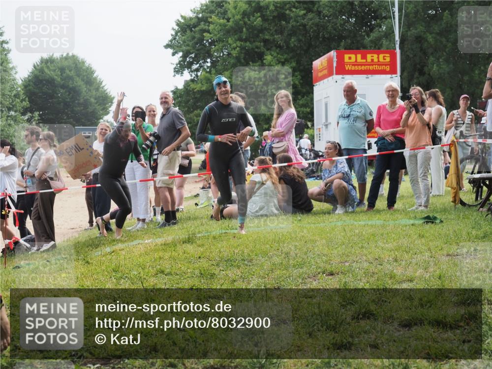 15.06.2025 - 27. Vierlanden-Triathlon KatJ http://msf.ph/oto/8032900 15.06.2025 11:14:14 Schwimmen 800, 804, 904, 920, 952, 962 meine-sportfotos.de