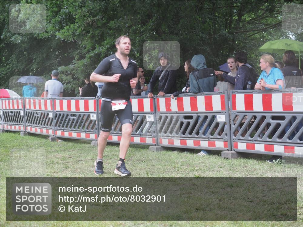 21.06.2025 - 27. Vierlanden-Triathlon KatJ http://msf.ph/oto/8032901 15.06.2025 13:44:06 Ziel 34, 1142 meine-sportfotos.de