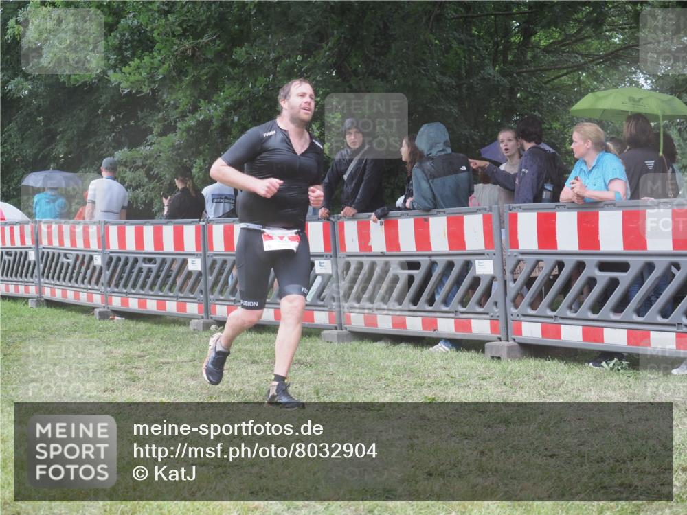 21.06.2025 - 27. Vierlanden-Triathlon KatJ http://msf.ph/oto/8032904 15.06.2025 13:44:06 Ziel 34, 1142 meine-sportfotos.de