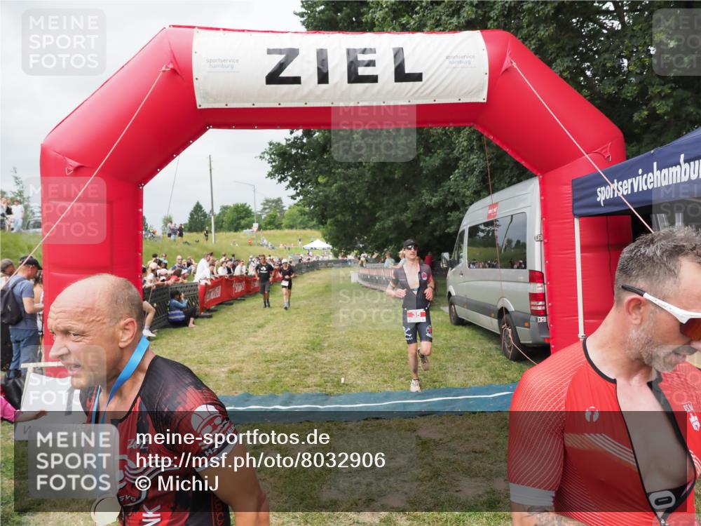 21.06.2025 - 27. Vierlanden-Triathlon MichiJ http://msf.ph/oto/8032906 15.06.2026 12:53:26 Ziel 35, 234, 732 meine-sportfotos.de