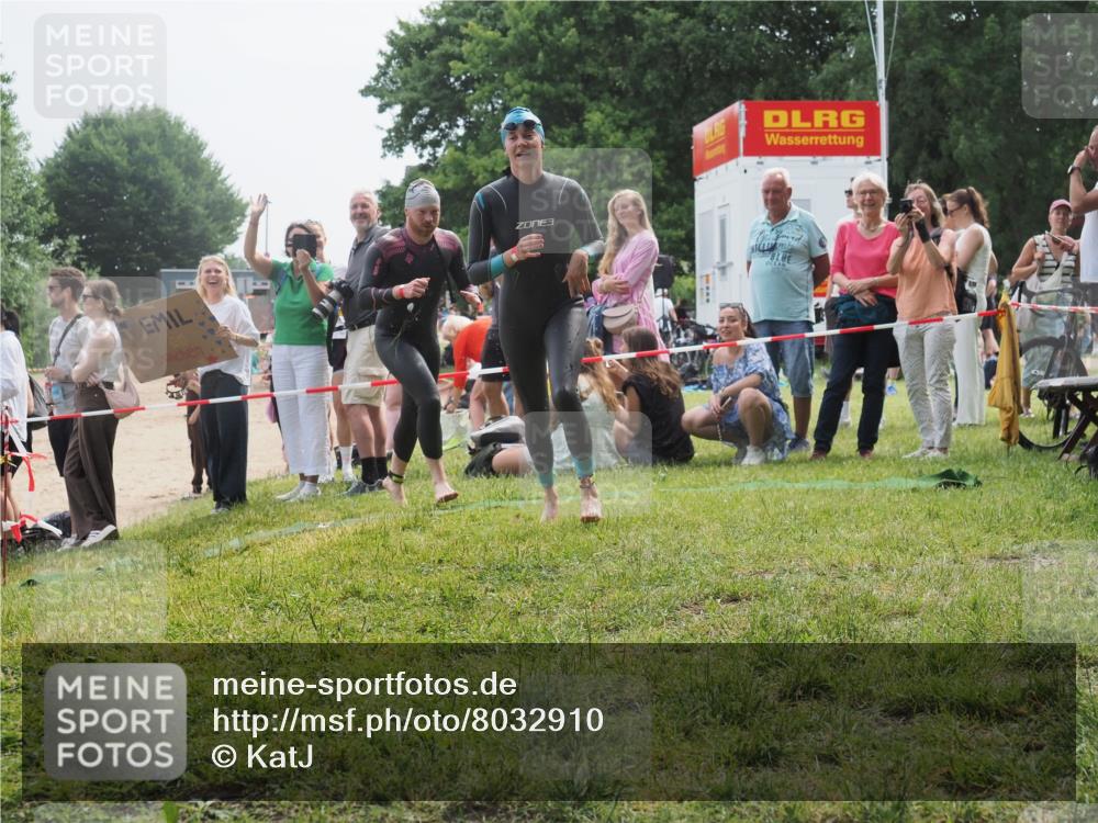15.06.2025 - 27. Vierlanden-Triathlon KatJ http://msf.ph/oto/8032910 15.06.2025 11:14:15 Schwimmen 800, 804, 904, 952, 962 meine-sportfotos.de