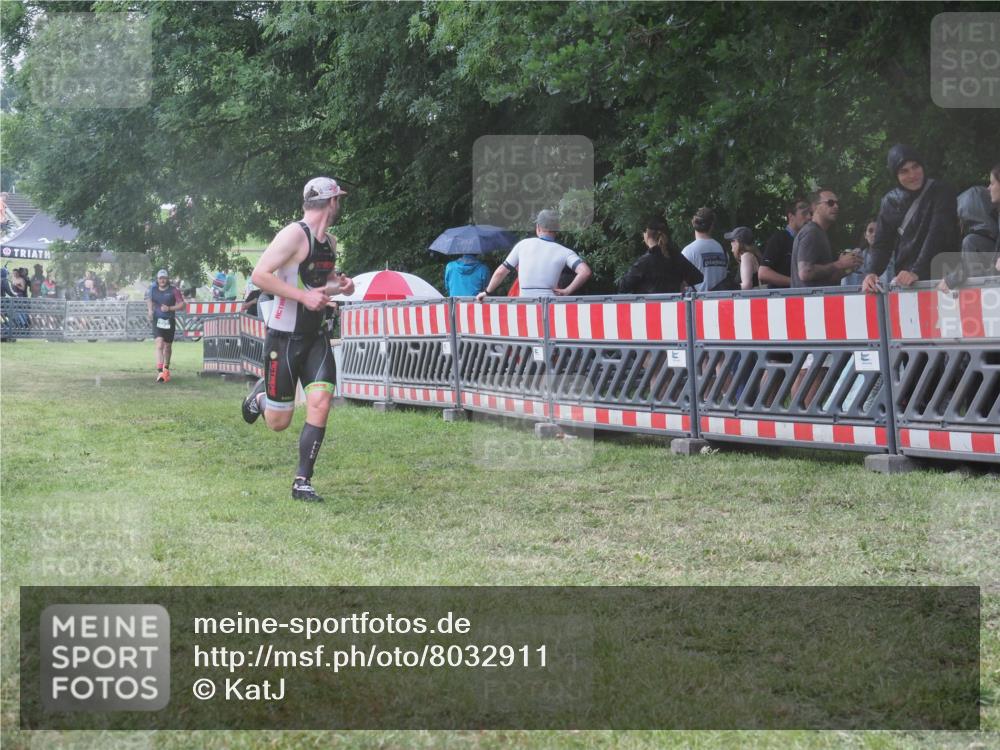 21.06.2025 - 27. Vierlanden-Triathlon KatJ http://msf.ph/oto/8032911 15.06.2025 13:44:14 Ziel 750, 1142 meine-sportfotos.de