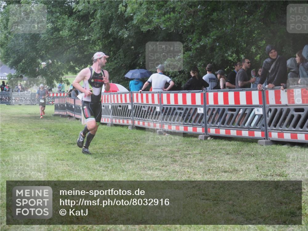 21.06.2025 - 27. Vierlanden-Triathlon KatJ http://msf.ph/oto/8032916 15.06.2025 13:44:14 Ziel 750, 1142 meine-sportfotos.de