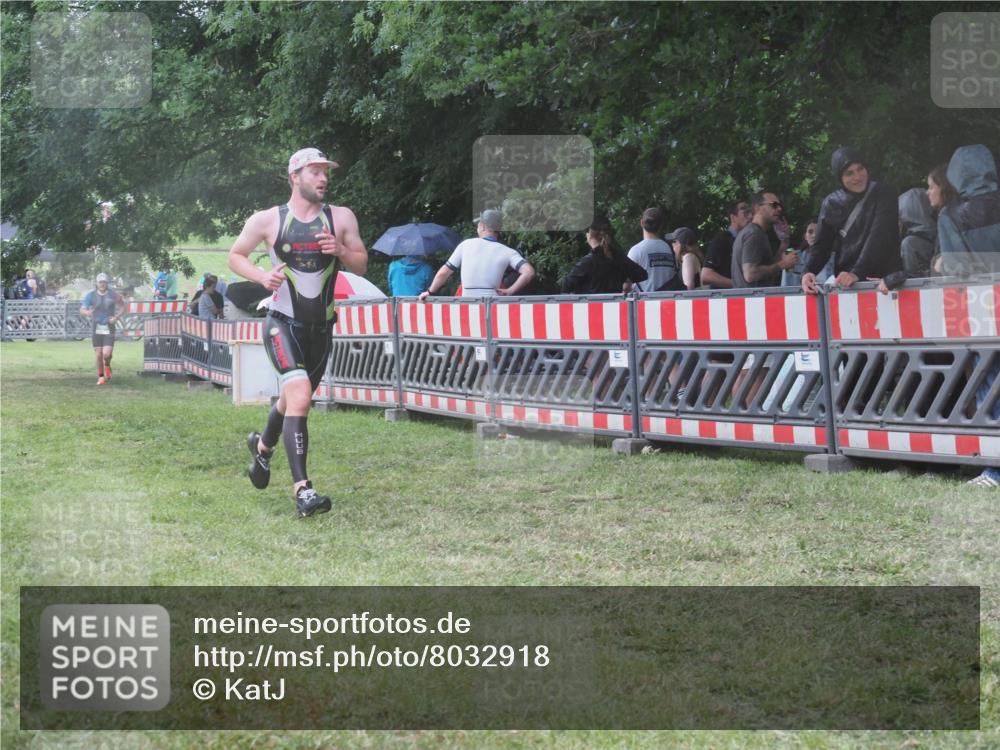 21.06.2025 - 27. Vierlanden-Triathlon KatJ http://msf.ph/oto/8032918 15.06.2025 13:44:14 Ziel 750, 1142 meine-sportfotos.de