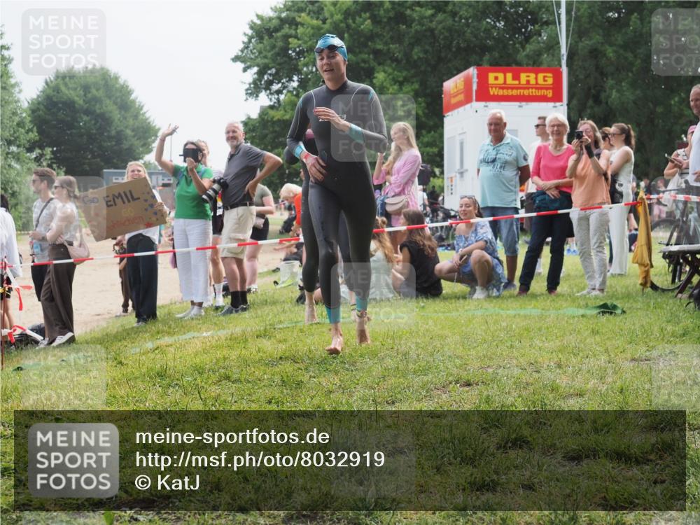 15.06.2025 - 27. Vierlanden-Triathlon KatJ http://msf.ph/oto/8032919 15.06.2025 11:14:15 Schwimmen 800, 804, 904, 952, 962 meine-sportfotos.de