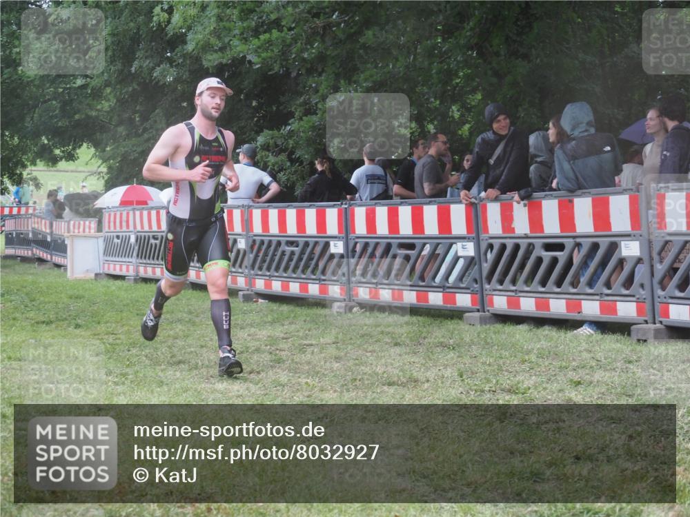 21.06.2025 - 27. Vierlanden-Triathlon KatJ http://msf.ph/oto/8032927 15.06.2025 13:44:14 Ziel 750, 1142 meine-sportfotos.de