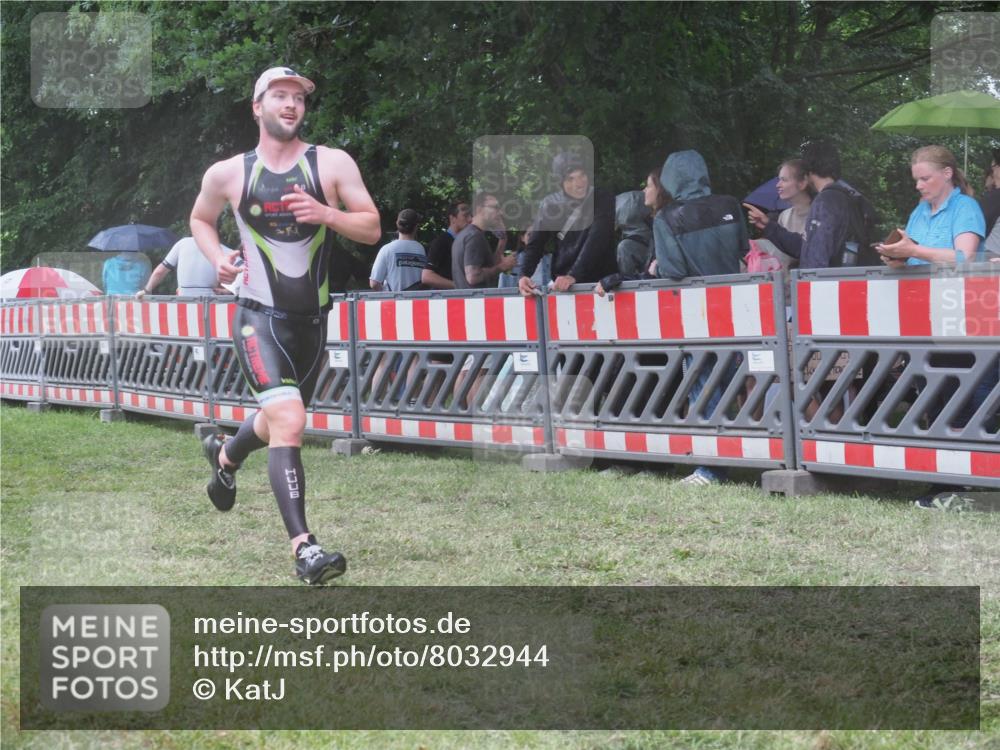 21.06.2025 - 27. Vierlanden-Triathlon KatJ http://msf.ph/oto/8032944 15.06.2025 13:44:15 Ziel 750, 878, 1142 meine-sportfotos.de