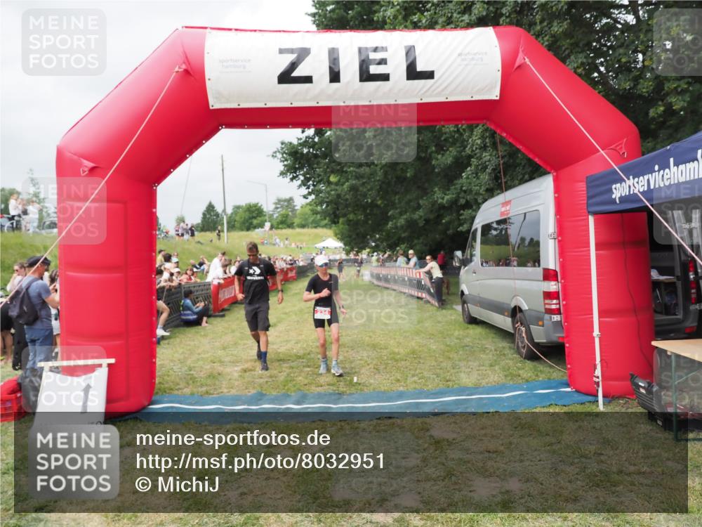 21.06.2025 - 27. Vierlanden-Triathlon MichiJ http://msf.ph/oto/8032951 15.06.2026 12:53:30 Ziel 35, 234, 732 meine-sportfotos.de