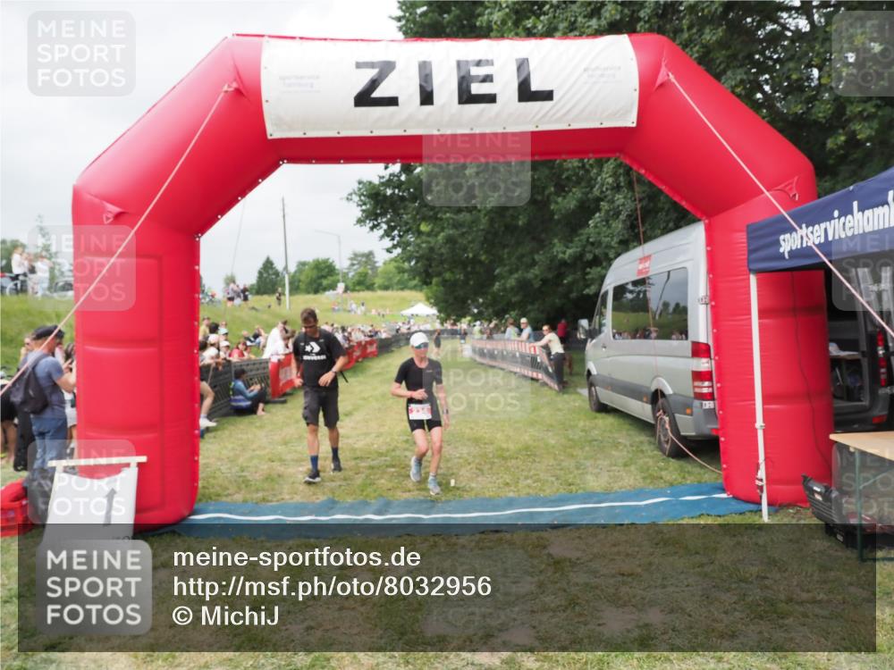 21.06.2025 - 27. Vierlanden-Triathlon MichiJ http://msf.ph/oto/8032956 15.06.2026 12:53:30 Ziel 35, 234, 732 meine-sportfotos.de