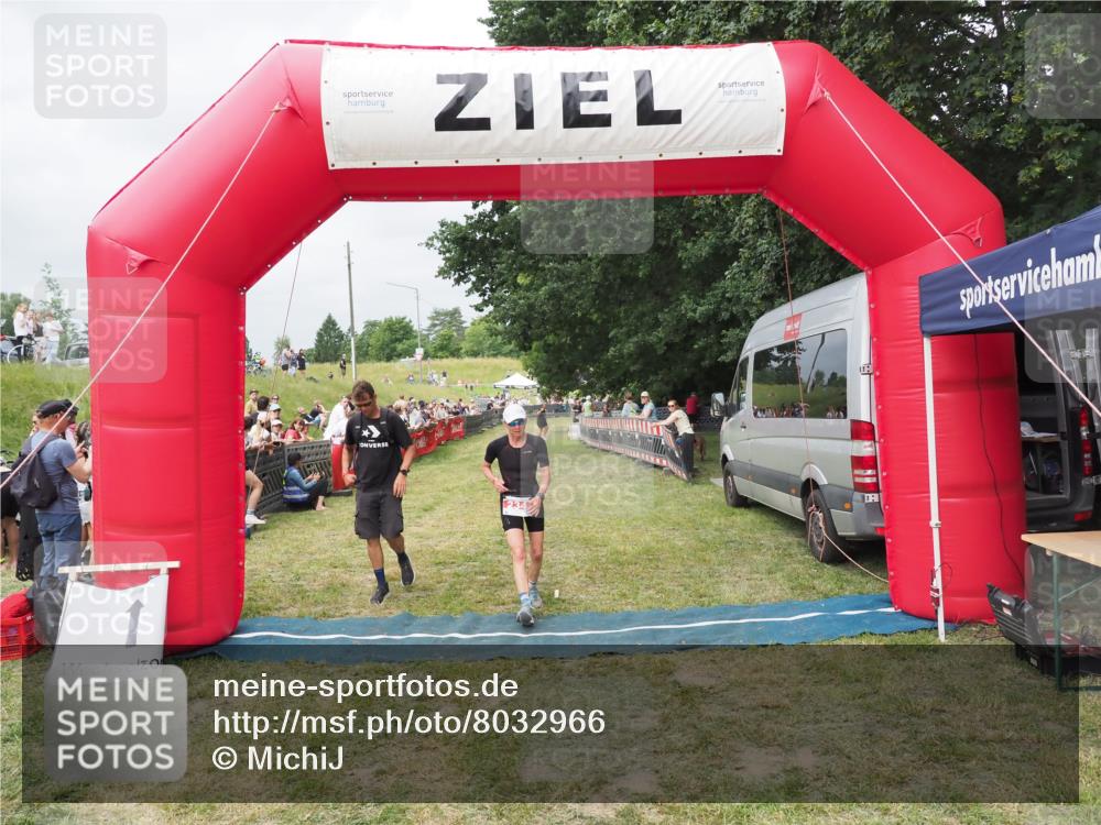 21.06.2025 - 27. Vierlanden-Triathlon MichiJ http://msf.ph/oto/8032966 15.06.2026 12:53:30 Ziel 35, 234, 732 meine-sportfotos.de