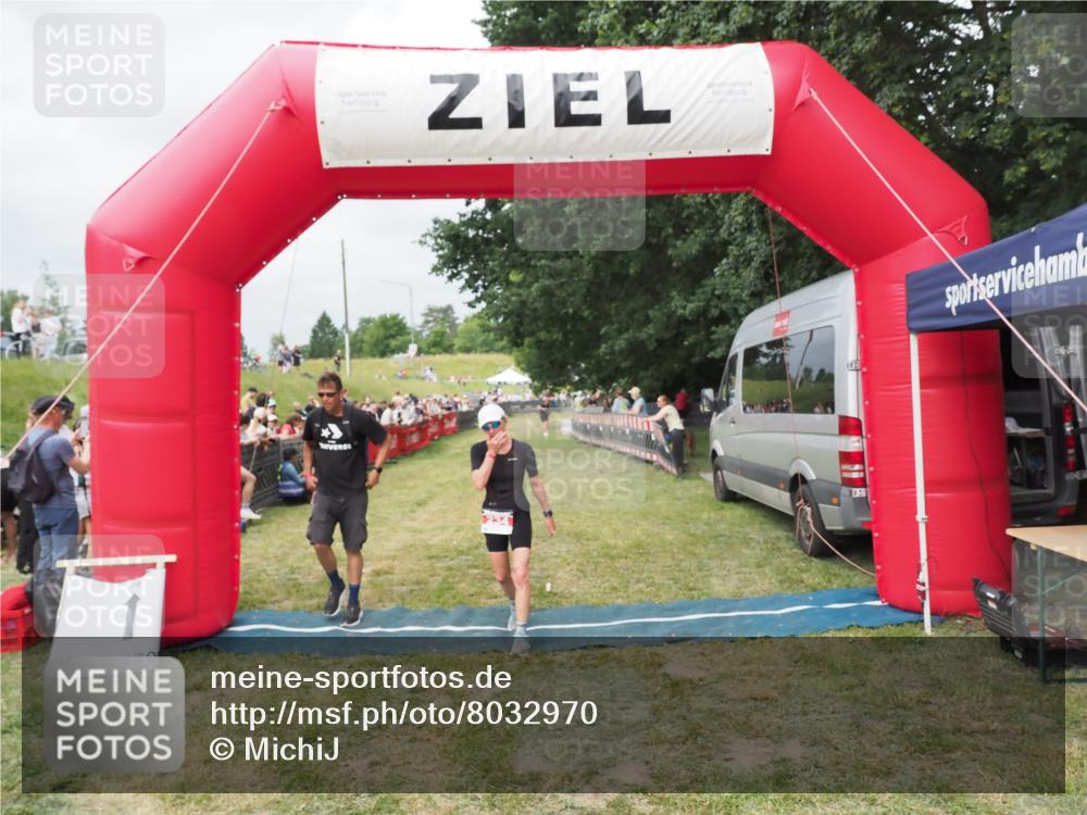 21.06.2025 - 27. Vierlanden-Triathlon MichiJ http://msf.ph/oto/8032970 15.06.2026 12:53:31 Ziel 35, 234, 732 meine-sportfotos.de