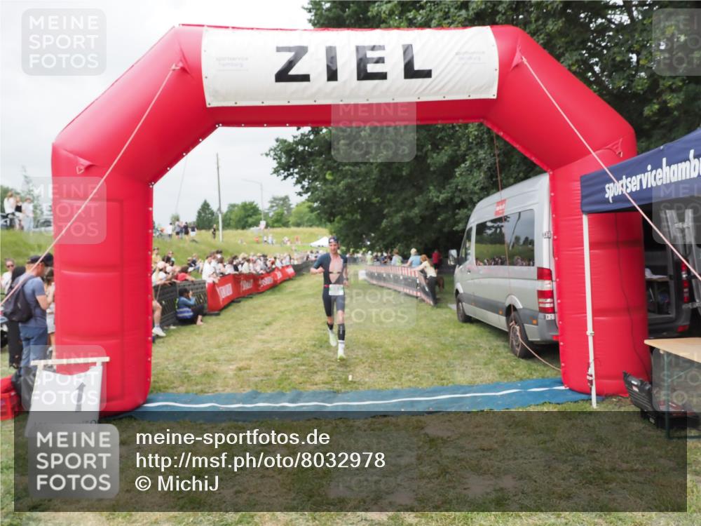 21.06.2025 - 27. Vierlanden-Triathlon MichiJ http://msf.ph/oto/8032978 15.06.2026 12:54:01 Ziel 650, 682 meine-sportfotos.de