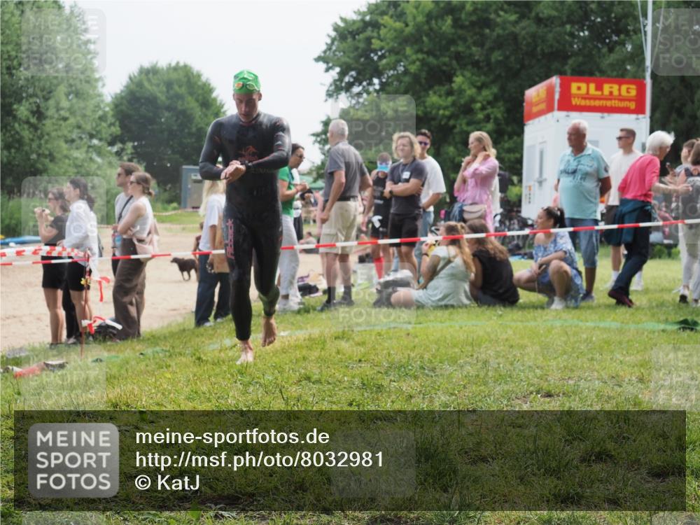 15.06.2025 - 27. Vierlanden-Triathlon KatJ http://msf.ph/oto/8032981 15.06.2025 11:14:21 Schwimmen 804, 904, 952, 962 meine-sportfotos.de