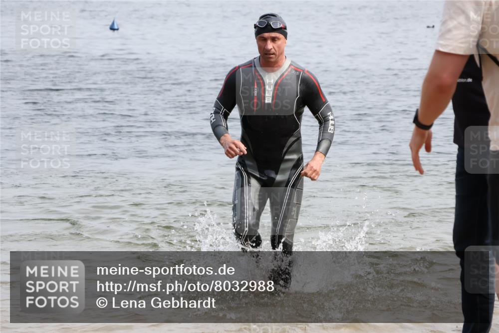 15.06.2025 - 27. Vierlanden-Triathlon Lena Gebhardt http://msf.ph/oto/8032988 15.06.2025 11:16:25 Schwimmen 815, 954 meine-sportfotos.de