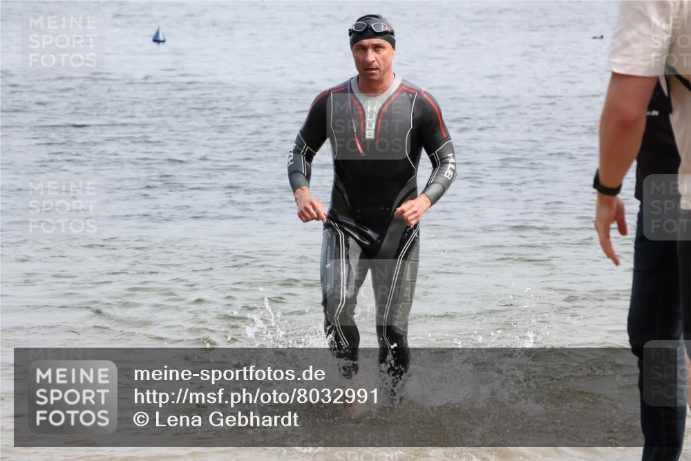 15.06.2025 - 27. Vierlanden-Triathlon Lena Gebhardt http://msf.ph/oto/8032991 15.06.2025 11:16:25 Schwimmen 815, 954 meine-sportfotos.de