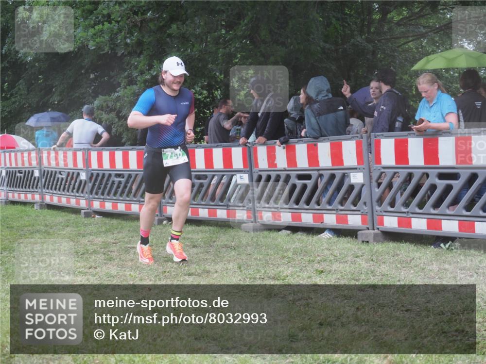 21.06.2025 - 27. Vierlanden-Triathlon KatJ http://msf.ph/oto/8032993 15.06.2025 13:44:21 Ziel 222, 750, 878 meine-sportfotos.de