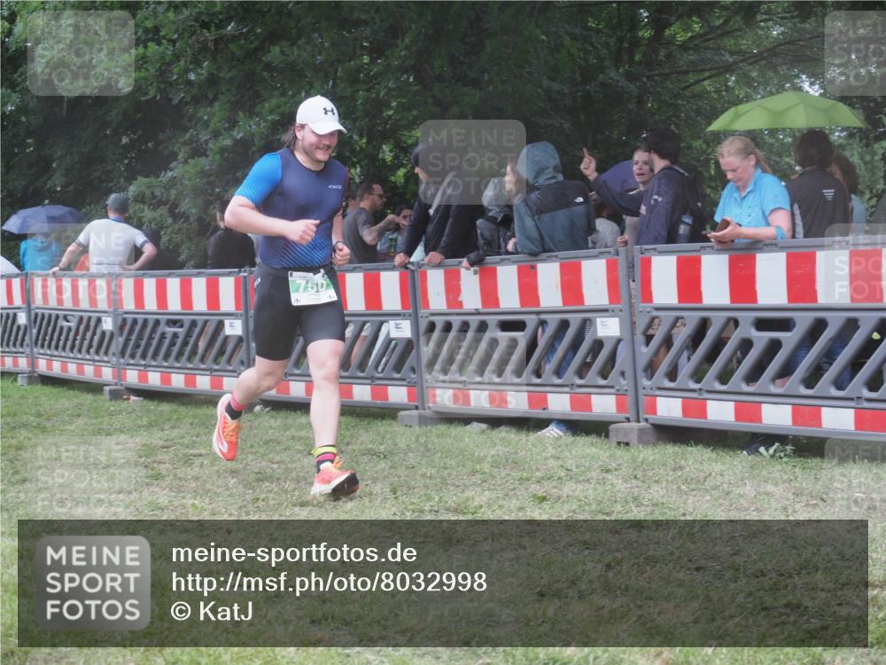 21.06.2025 - 27. Vierlanden-Triathlon KatJ http://msf.ph/oto/8032998 15.06.2025 13:44:22 Ziel 222, 750, 878 meine-sportfotos.de