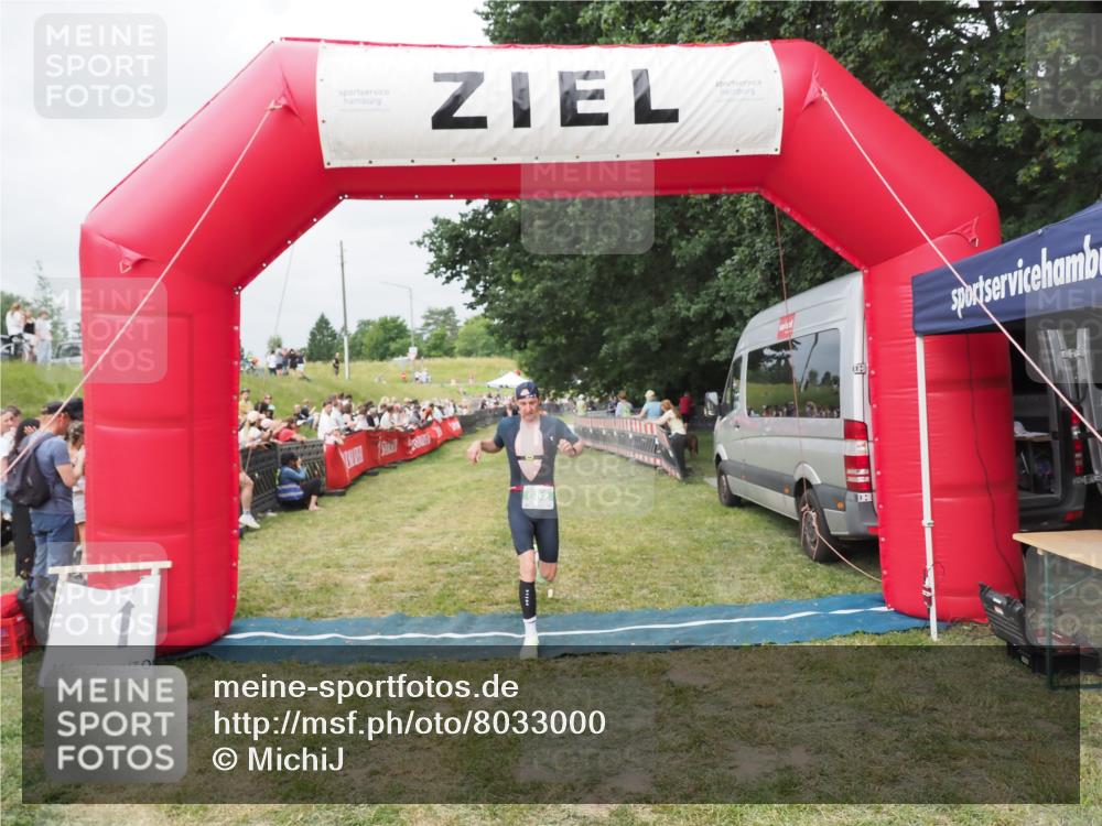 21.06.2025 - 27. Vierlanden-Triathlon MichiJ http://msf.ph/oto/8033000 15.06.2026 12:54:02 Ziel 650, 682 meine-sportfotos.de