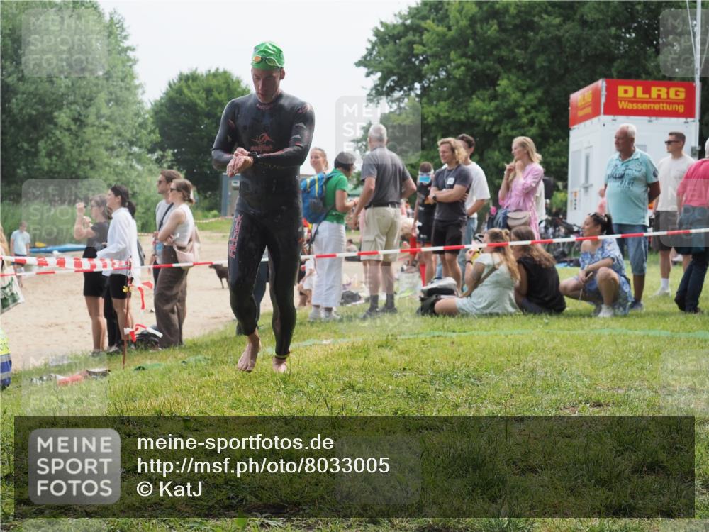 15.06.2025 - 27. Vierlanden-Triathlon KatJ http://msf.ph/oto/8033005 15.06.2025 11:14:22 Schwimmen 804, 952, 962 meine-sportfotos.de
