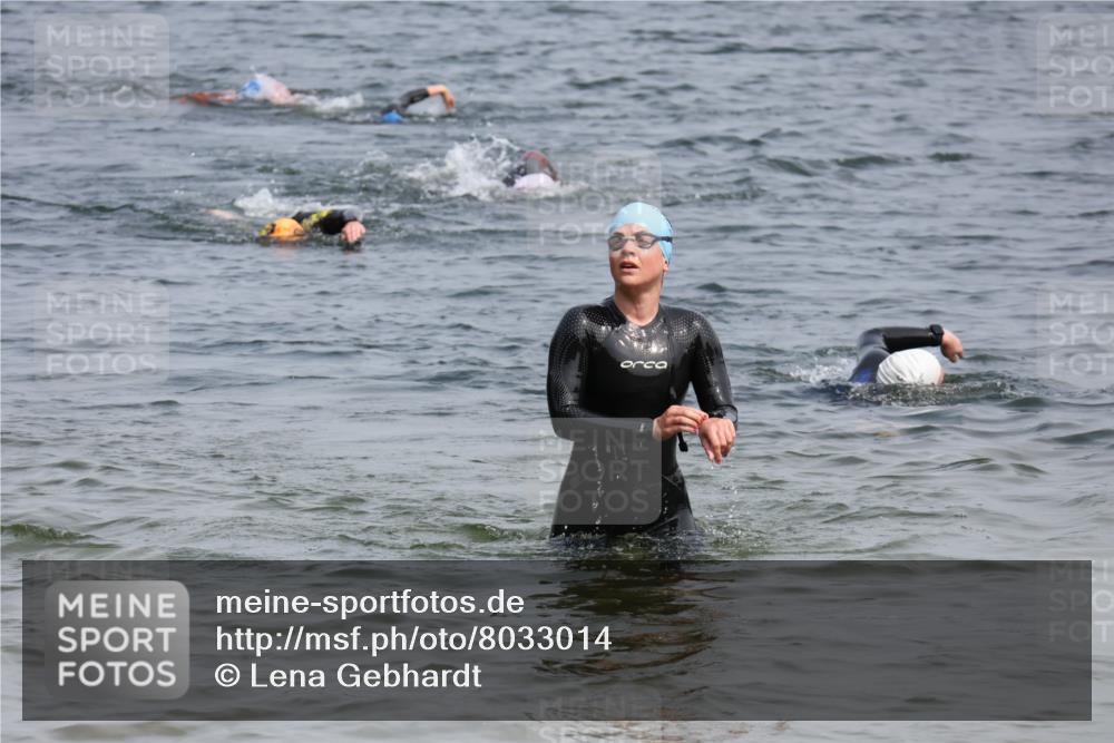 15.06.2025 - 27. Vierlanden-Triathlon Lena Gebhardt http://msf.ph/oto/8033014 15.06.2025 11:16:39 Schwimmen 815, 888 meine-sportfotos.de