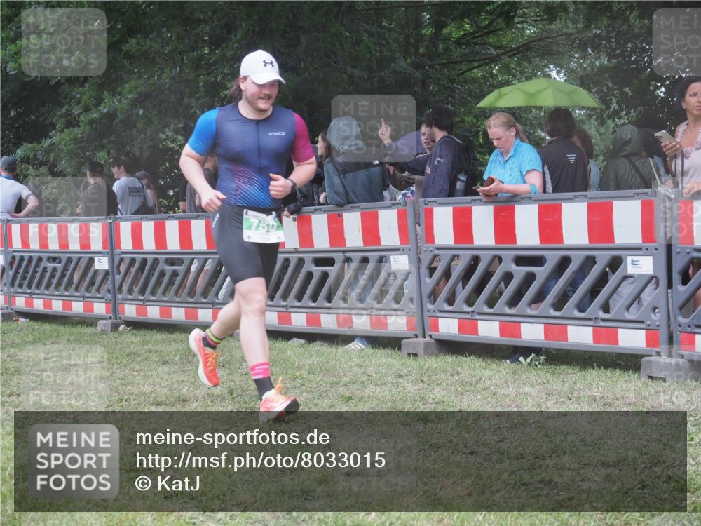 21.06.2025 - 27. Vierlanden-Triathlon KatJ http://msf.ph/oto/8033015 15.06.2025 13:44:22 Ziel 222, 750, 878 meine-sportfotos.de