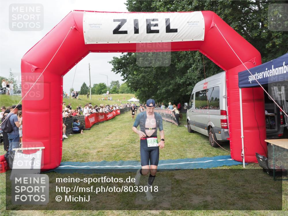 21.06.2025 - 27. Vierlanden-Triathlon MichiJ http://msf.ph/oto/8033018 15.06.2026 12:54:02 Ziel 650, 682 meine-sportfotos.de