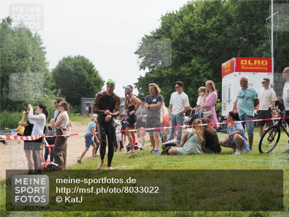 15.06.2025 - 27. Vierlanden-Triathlon KatJ http://msf.ph/oto/8033022 15.06.2025 11:14:29 Schwimmen 804, 833, 958 meine-sportfotos.de