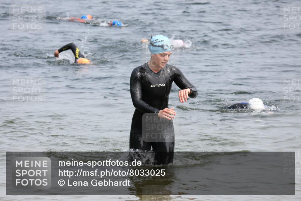 15.06.2025 - 27. Vierlanden-Triathlon Lena Gebhardt http://msf.ph/oto/8033025 15.06.2025 11:16:42 Schwimmen 888 meine-sportfotos.de