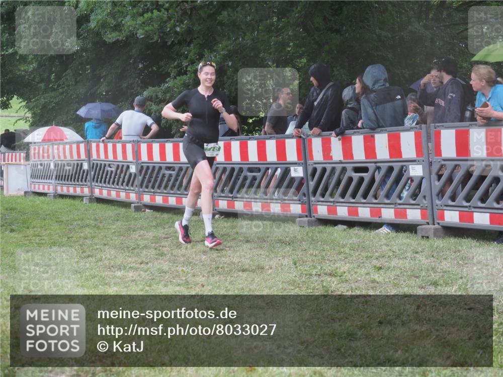 21.06.2025 - 27. Vierlanden-Triathlon KatJ http://msf.ph/oto/8033027 15.06.2025 13:44:24 Ziel 222, 750, 878 meine-sportfotos.de