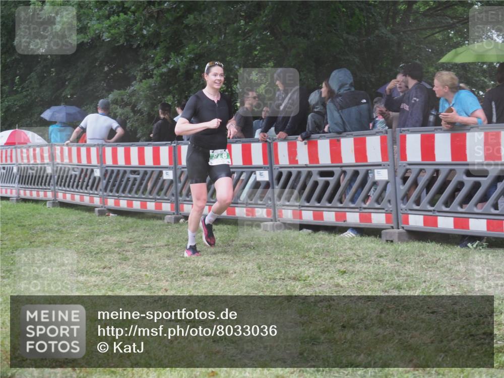 21.06.2025 - 27. Vierlanden-Triathlon KatJ http://msf.ph/oto/8033036 15.06.2025 13:44:25 Ziel 222, 878 meine-sportfotos.de