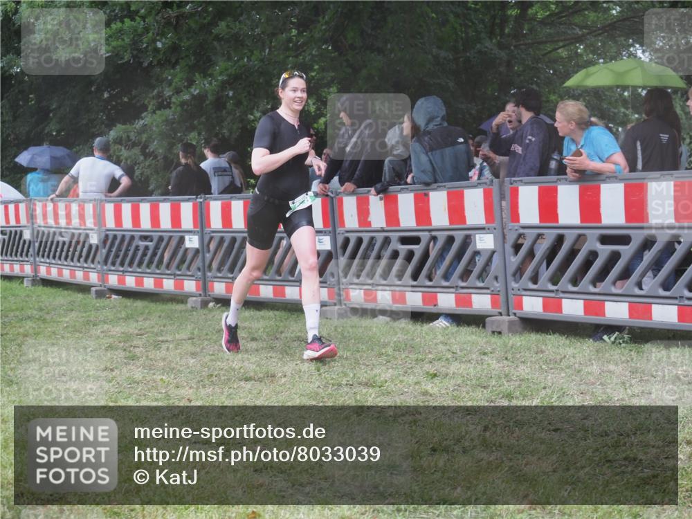 21.06.2025 - 27. Vierlanden-Triathlon KatJ http://msf.ph/oto/8033039 15.06.2025 13:44:25 Ziel 222, 878 meine-sportfotos.de