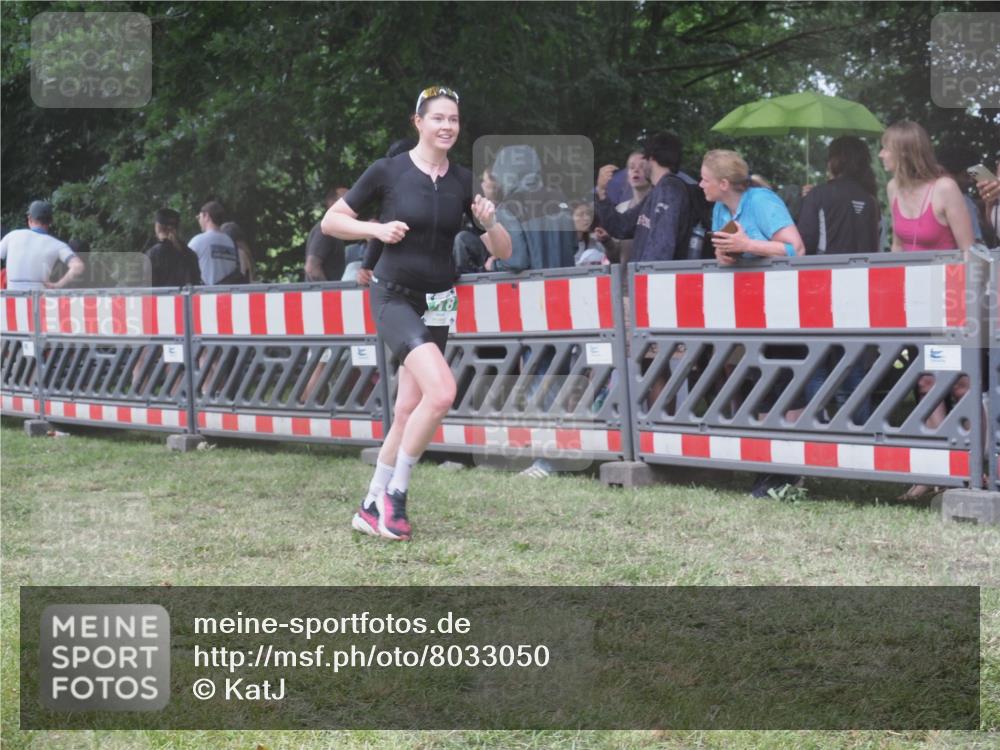 21.06.2025 - 27. Vierlanden-Triathlon KatJ http://msf.ph/oto/8033050 15.06.2025 13:44:25 Ziel 222, 878 meine-sportfotos.de