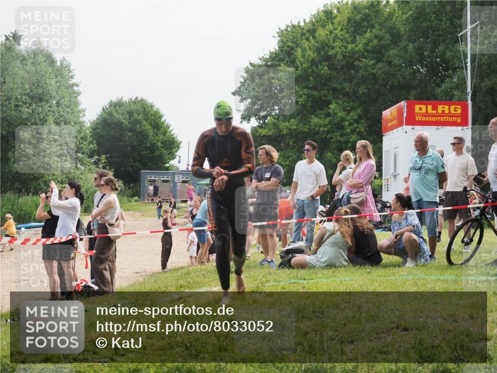 15.06.2025 - 27. Vierlanden-Triathlon KatJ http://msf.ph/oto/8033052 15.06.2025 11:14:30 Schwimmen 833, 958 meine-sportfotos.de