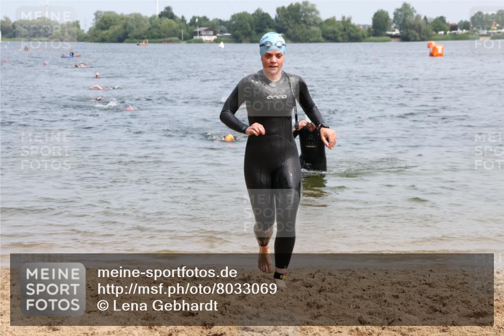 15.06.2025 - 27. Vierlanden-Triathlon Lena Gebhardt http://msf.ph/oto/8033069 15.06.2025 11:16:47 Schwimmen 825, 888 meine-sportfotos.de