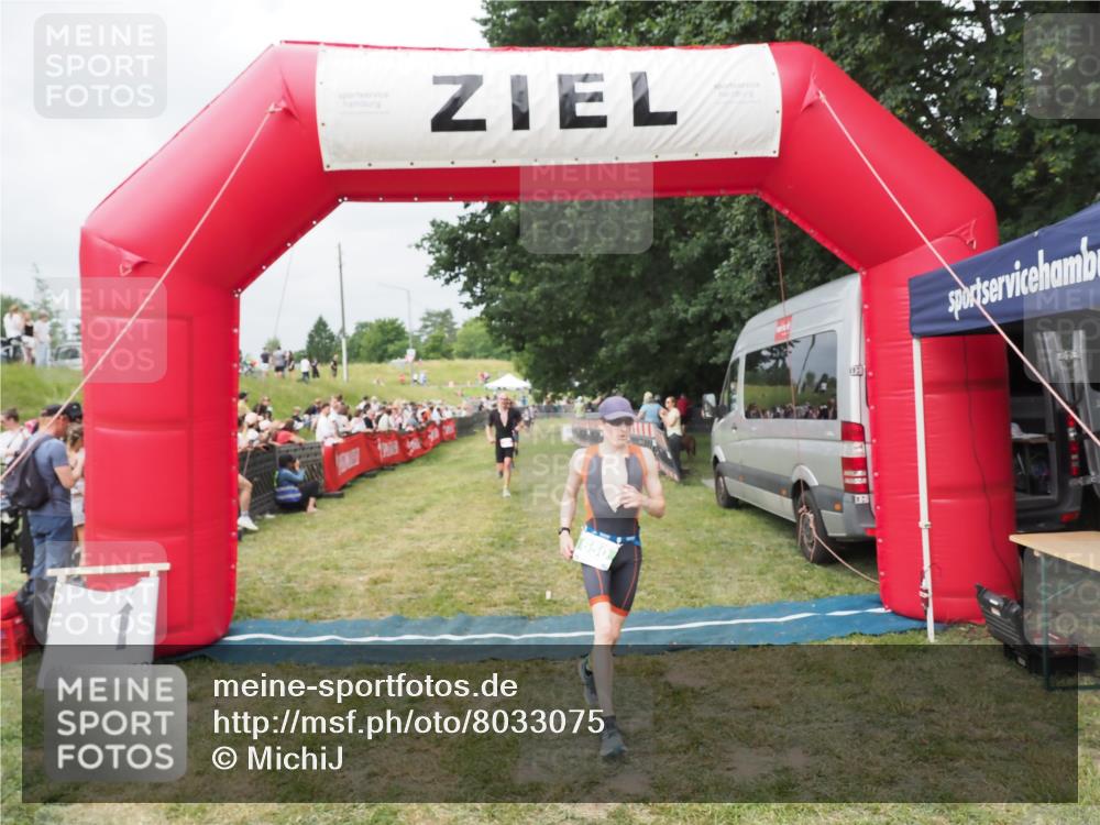 21.06.2025 - 27. Vierlanden-Triathlon MichiJ http://msf.ph/oto/8033075 15.06.2026 12:54:05 Ziel 21, 60, 650, 682 meine-sportfotos.de