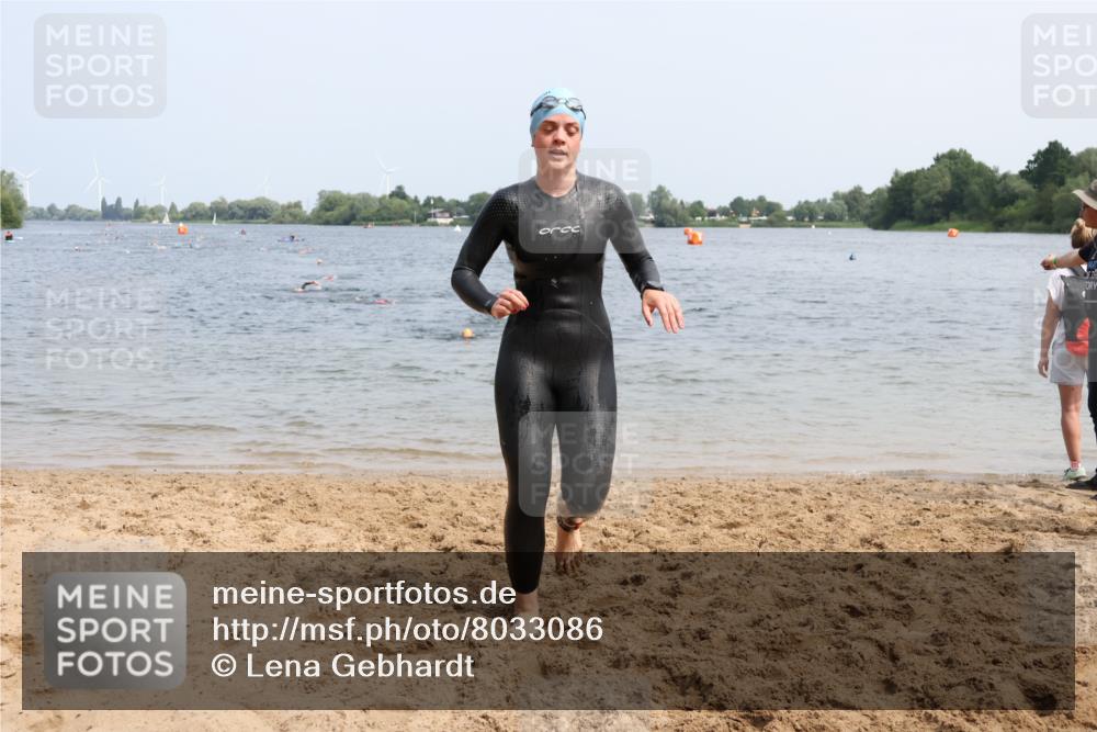 15.06.2025 - 27. Vierlanden-Triathlon Lena Gebhardt http://msf.ph/oto/8033086 15.06.2025 11:16:49 Schwimmen 825, 888 meine-sportfotos.de