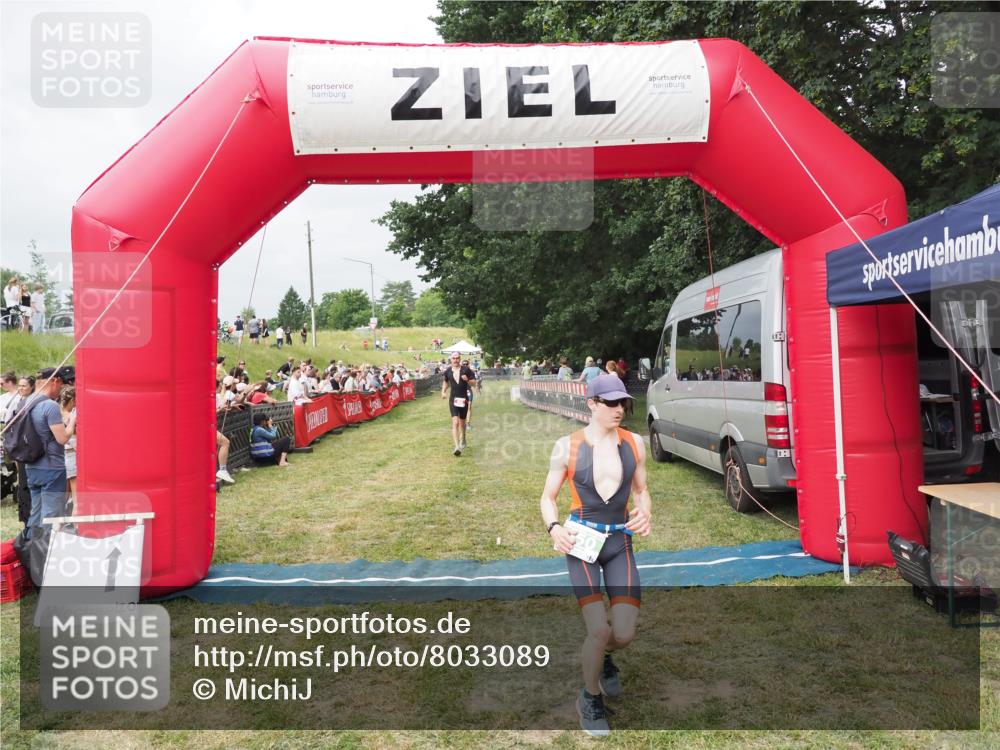 21.06.2025 - 27. Vierlanden-Triathlon MichiJ http://msf.ph/oto/8033089 15.06.2026 12:54:05 Ziel 21, 60, 650, 682 meine-sportfotos.de