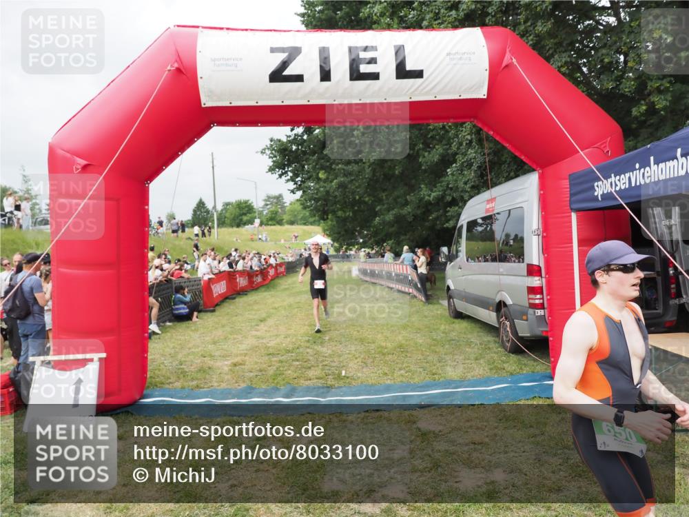 21.06.2025 - 27. Vierlanden-Triathlon MichiJ http://msf.ph/oto/8033100 15.06.2026 12:54:06 Ziel 21, 60, 650, 682 meine-sportfotos.de