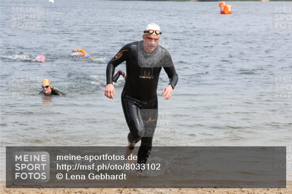 15.06.2025 - 27. Vierlanden-Triathlon Lena Gebhardt http://msf.ph/oto/8033102 15.06.2025 11:16:53 Schwimmen 825, 888, 978 meine-sportfotos.de