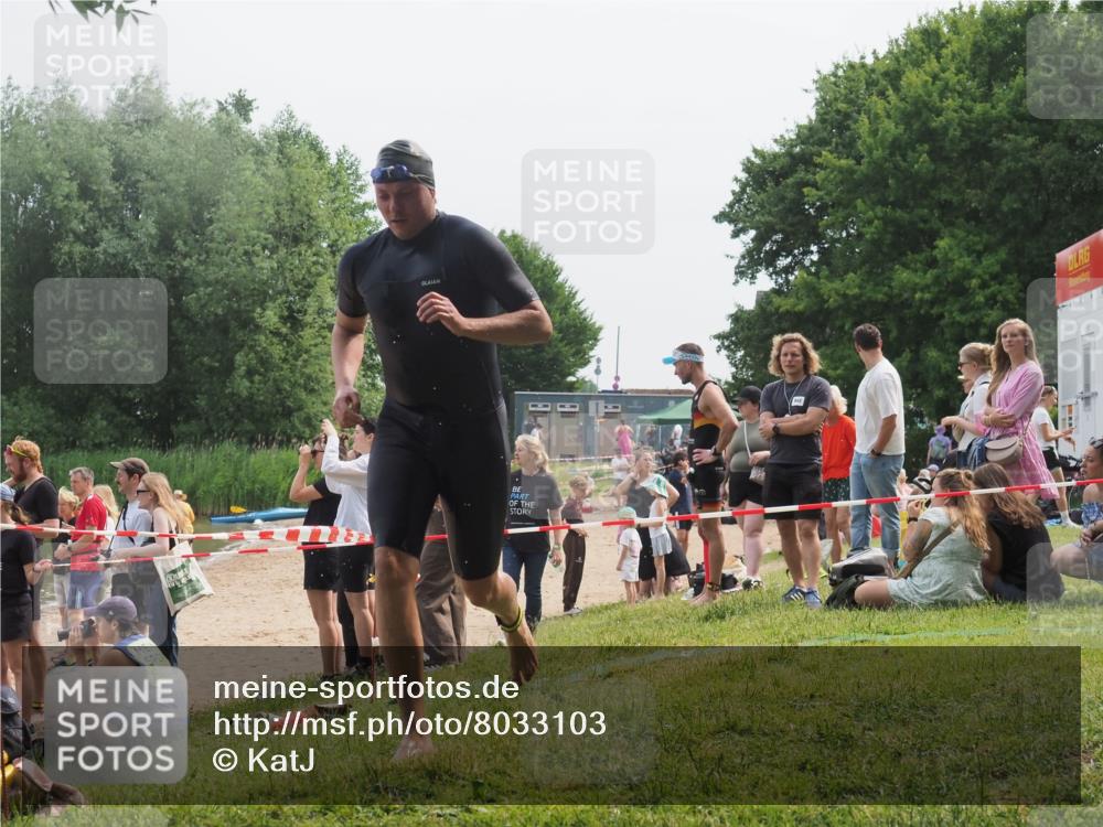 15.06.2025 - 27. Vierlanden-Triathlon KatJ http://msf.ph/oto/8033103 15.06.2025 11:14:35 Schwimmen 833, 958 meine-sportfotos.de